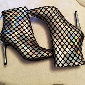 Cape ribbon iridescent in black mesh boot